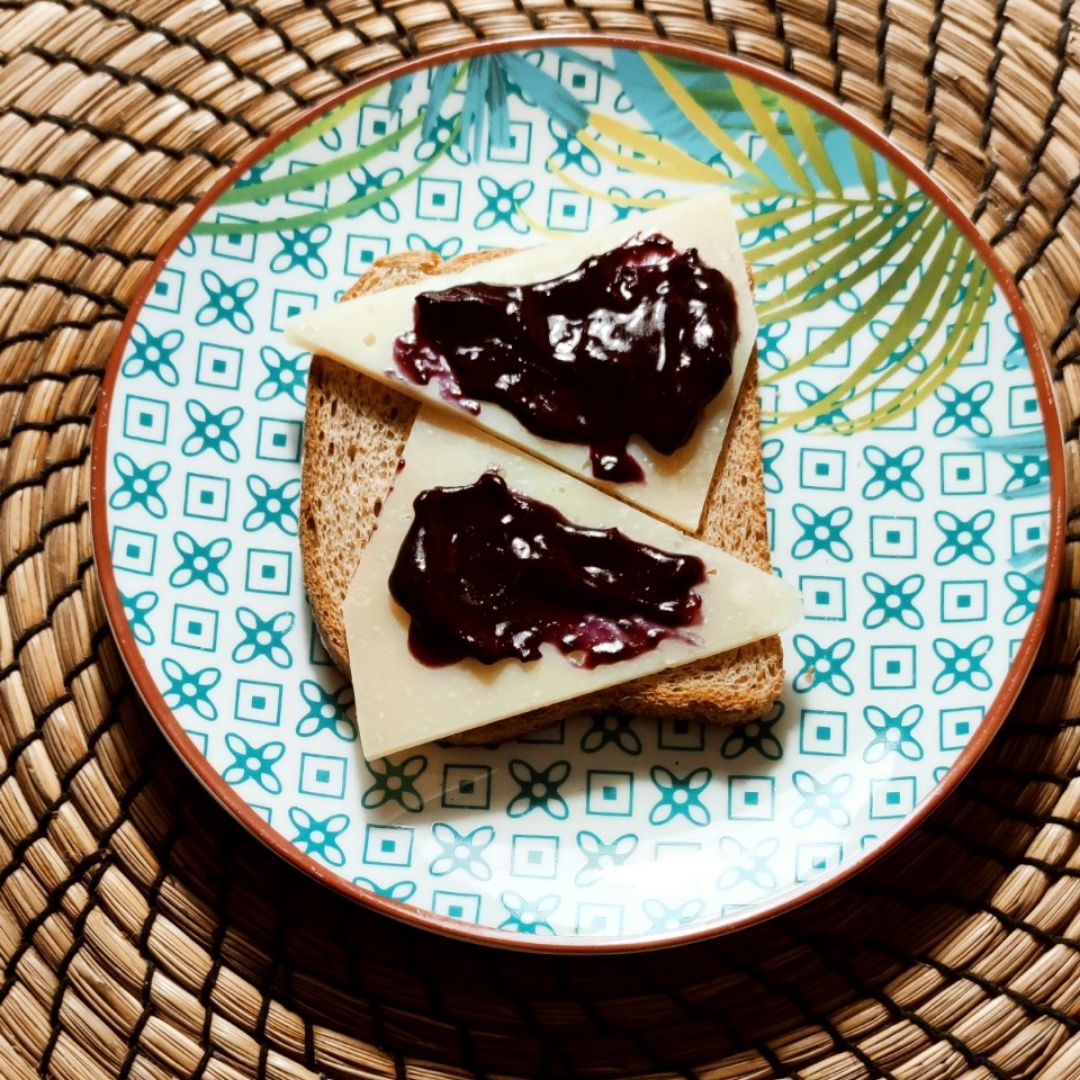 Tostaditas de queso y mermelada exprés de arándanos