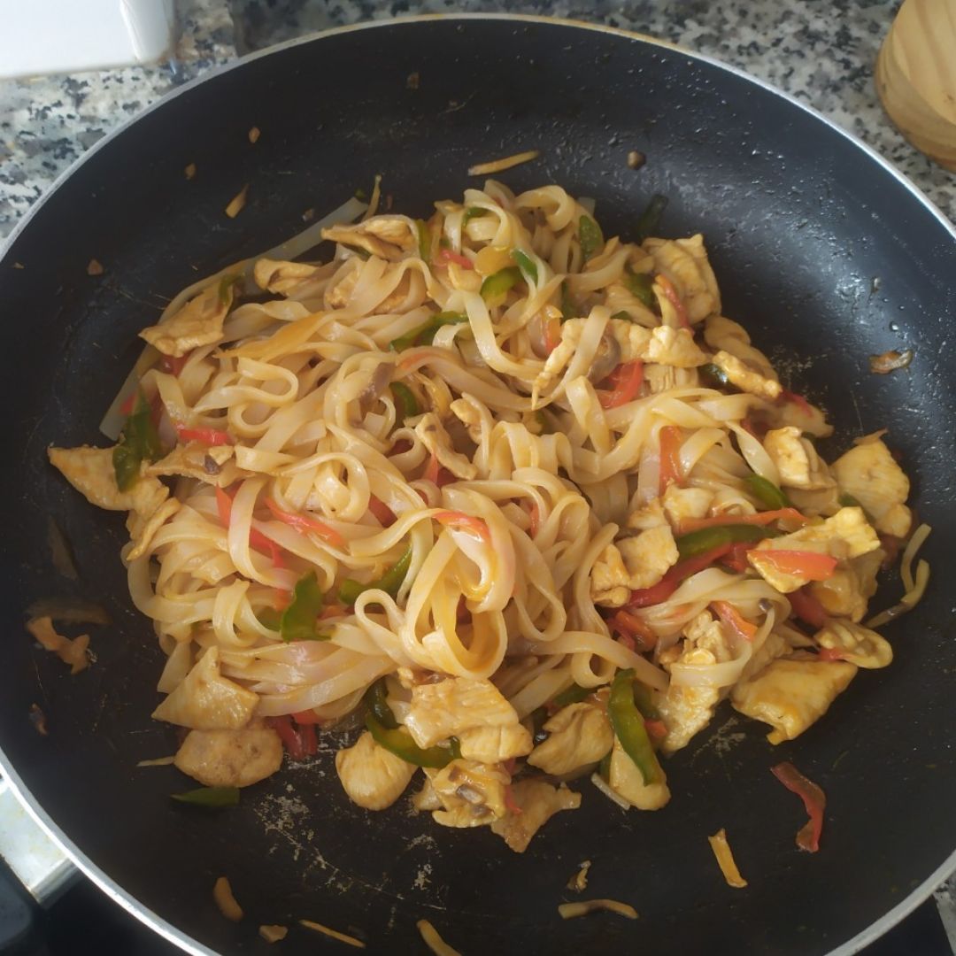 Noodles con pollo y verduras Noodles con pollo y verduras