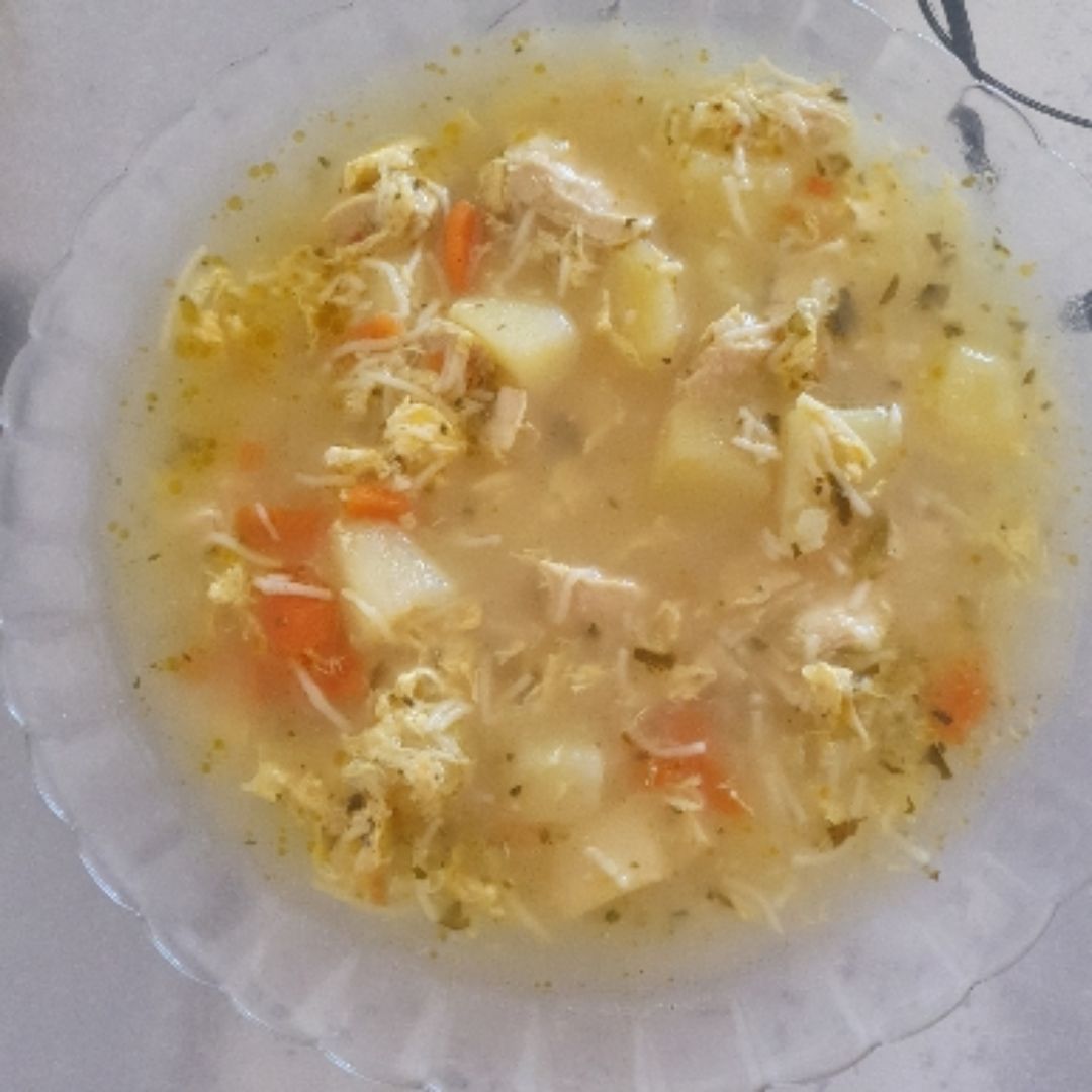 Caldo de pollo con verduras y huevo Caldo de pollo con verduras y huevo