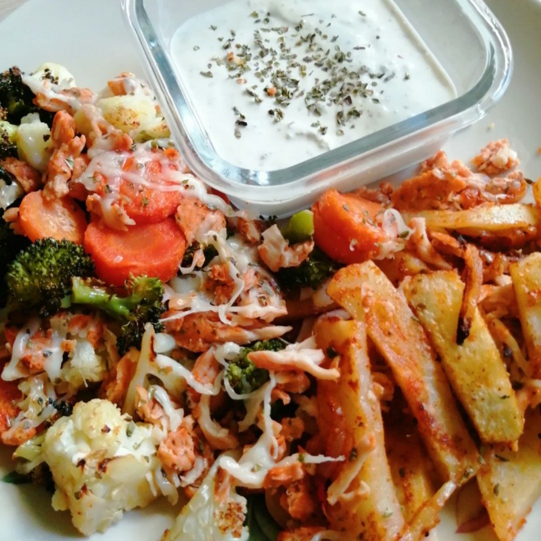 Verduras con patatas y pollo al horno. Salsa de yogur