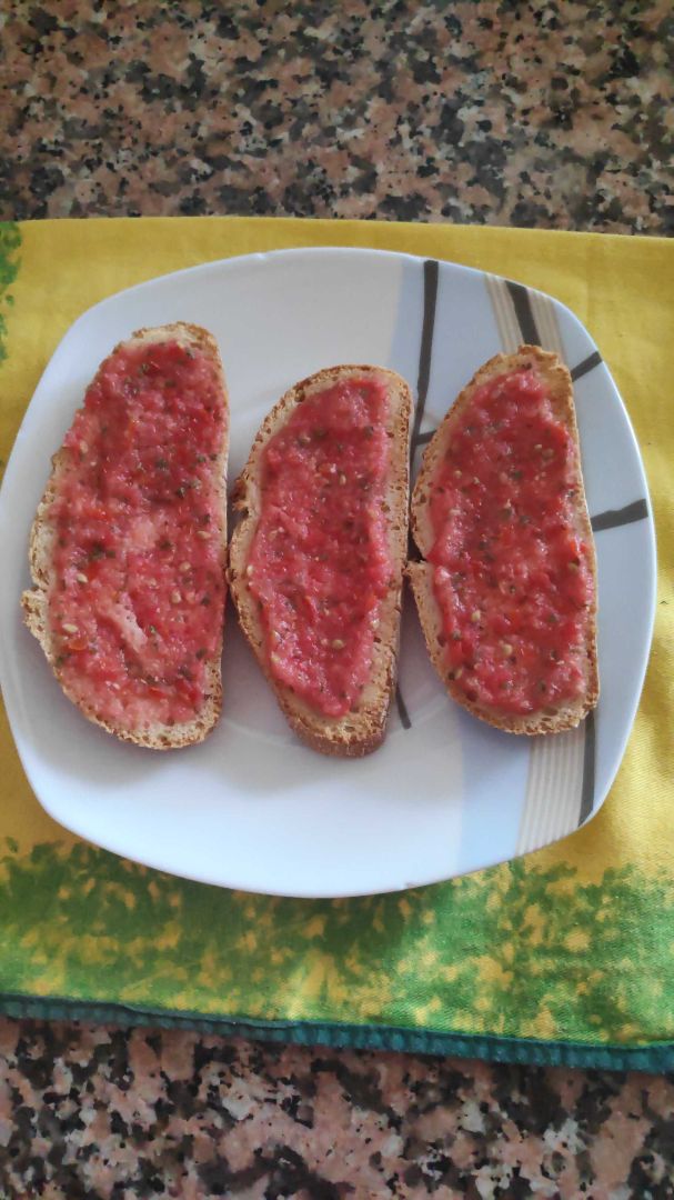 Tostadas con tomate casero Tostadas con tomate casero