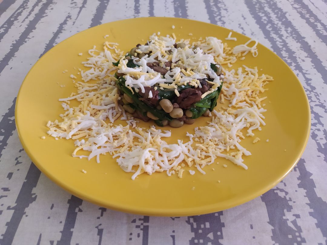 Habas baby salteadas con champiñones y hígados de pollo Habas baby salteadas con champiñones y hígados de pollo
