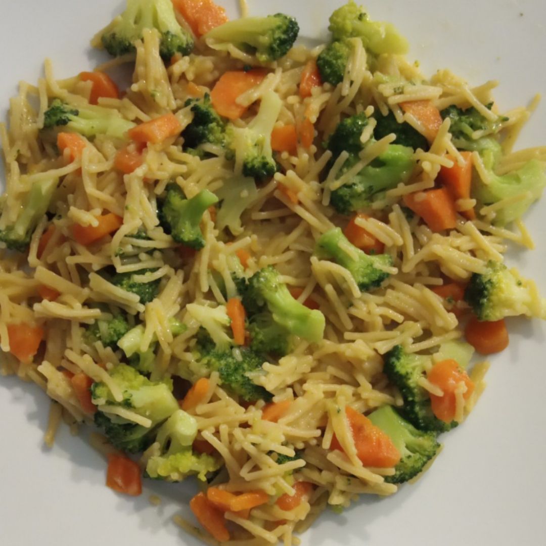 Fideuá con fideos de garbanzo, zanahoria y brócoli. Fideuá con fideos de garbanzo, zanahoria y brócoli.