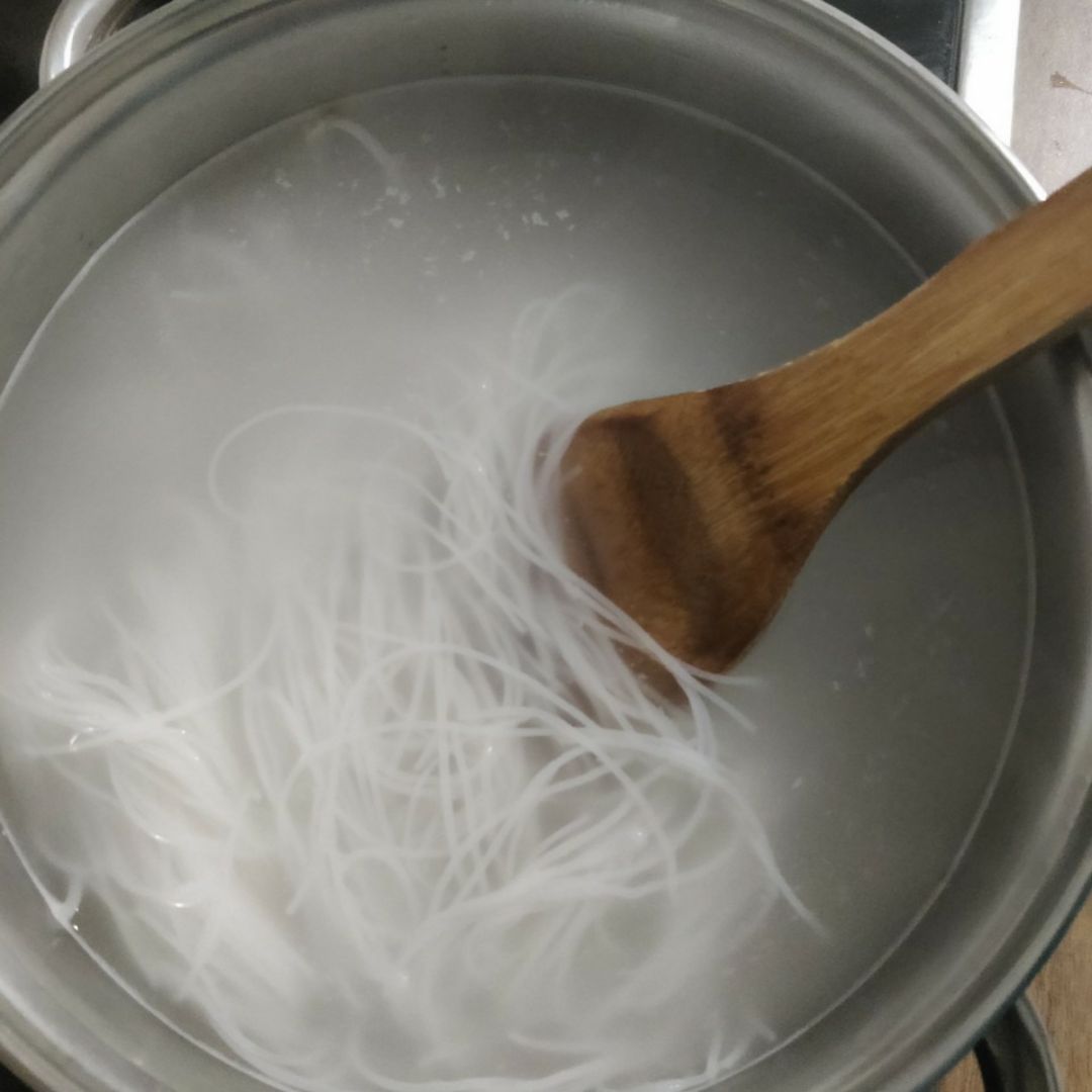 Fideos de arroz, gambas y verduras 🥢 Paso 1 Fideos de arroz, gambas y verduras 🥢 Paso 1