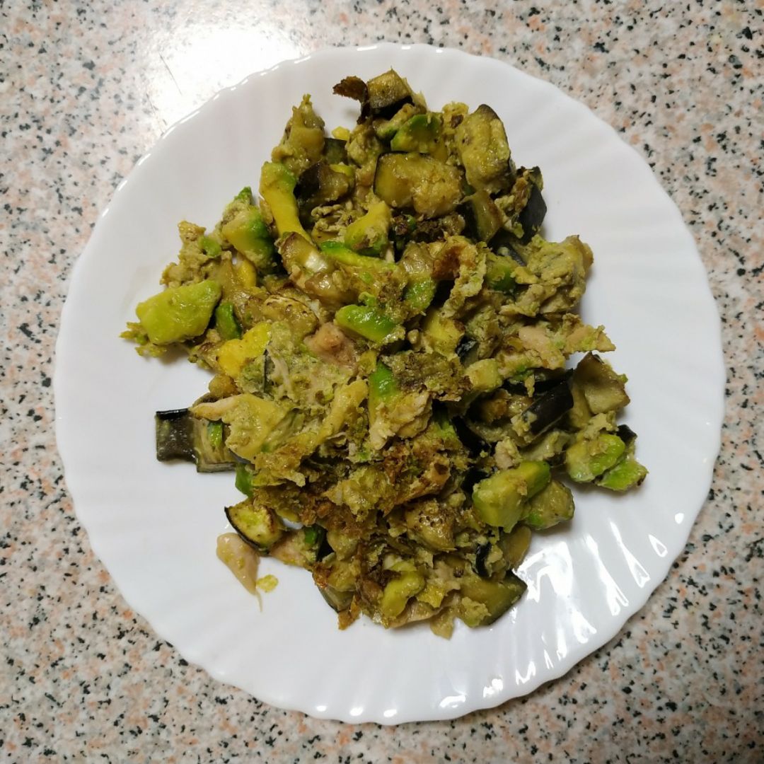 Revuelto de aguacate, berenjena, huevo y pollo