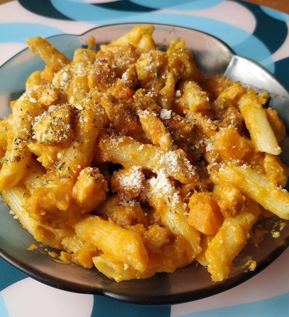 Pasta con pollo y salsa de calabaza y queso Pasta con pollo y salsa de calabaza y queso