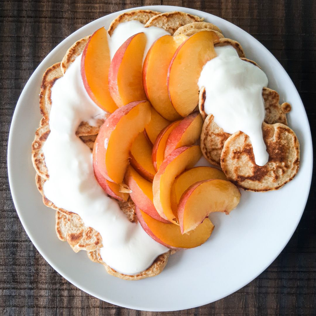 Tortitas de avena con nectarina y queso fresco Tortitas de avena con nectarina y queso fresco