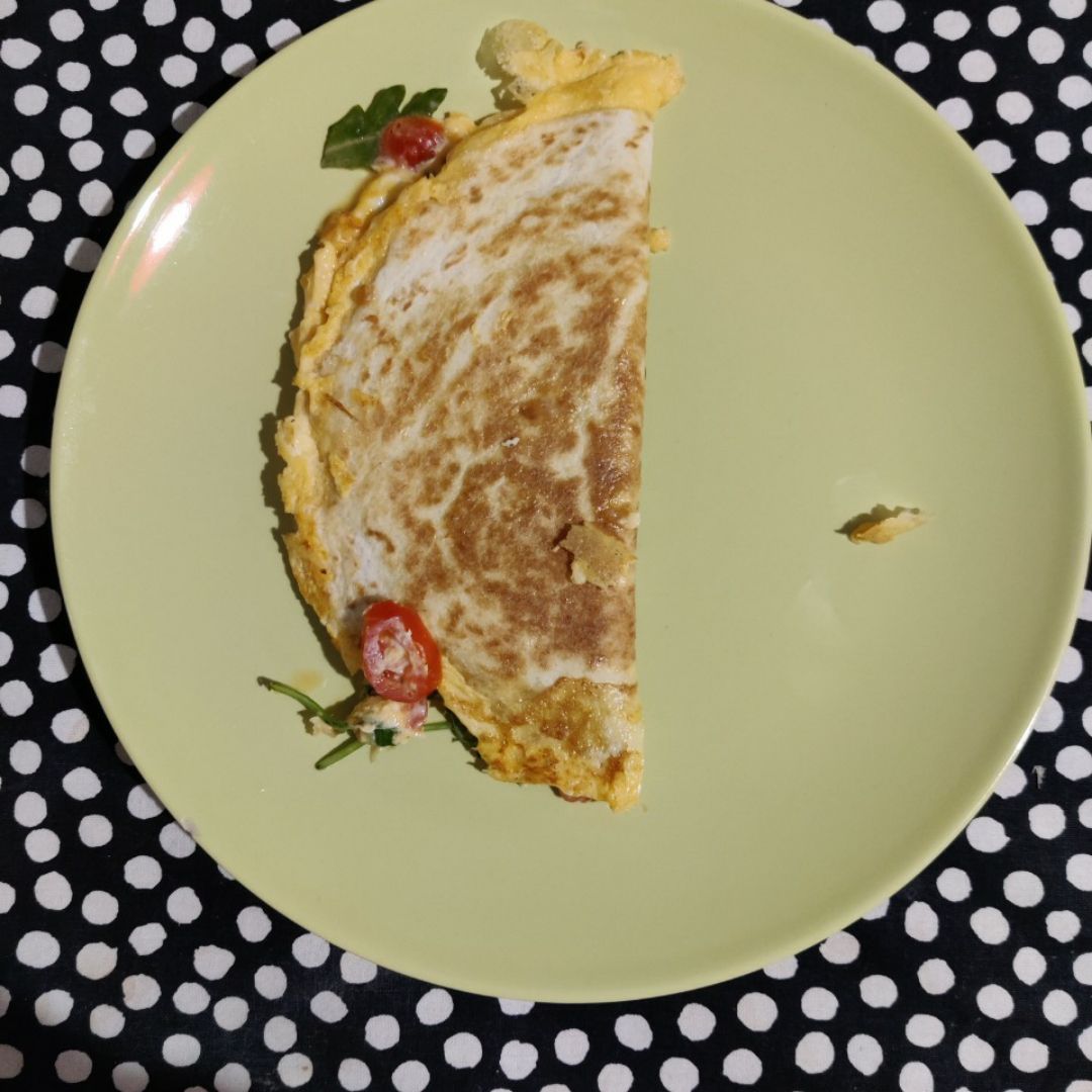 Tortita con huevo, tomate, queso y rúcula