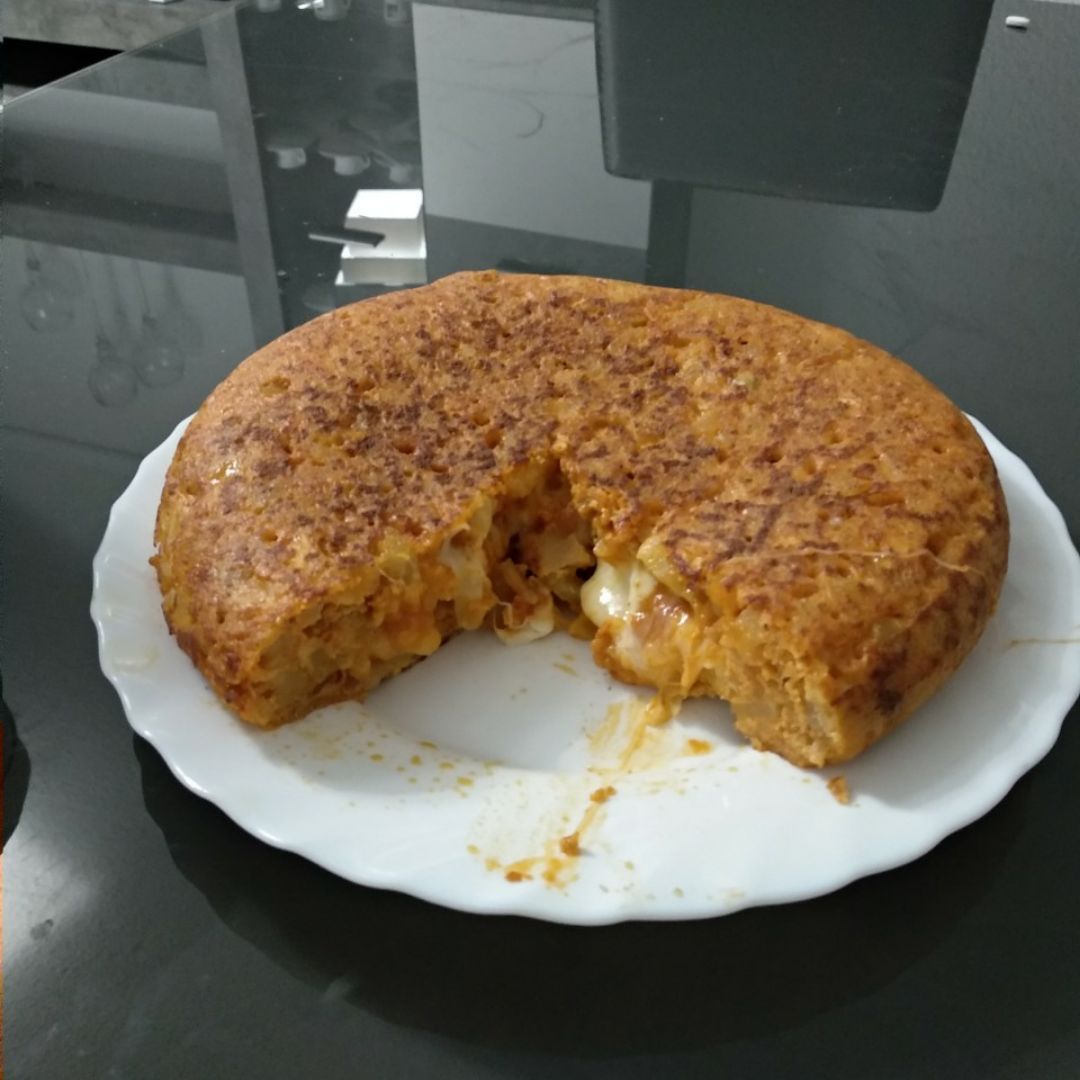 Tortilla de patatas con cebolla, queso y sobrasada vegana casera Tortilla de patatas con cebolla, queso y sobrasada vegana casera
