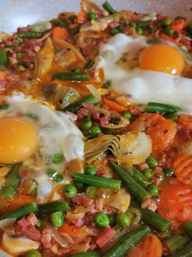 Minestra de verduras con huevo cocido Minestra de verduras con huevo cocido