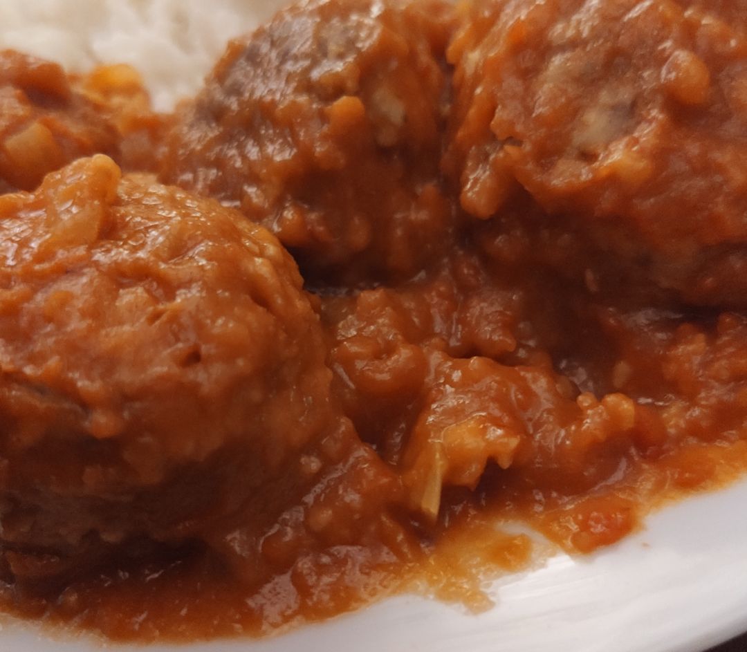 Albondigas de soja texturizada con salsa de pimientos Albondigas de soja texturizada con salsa de pimientos