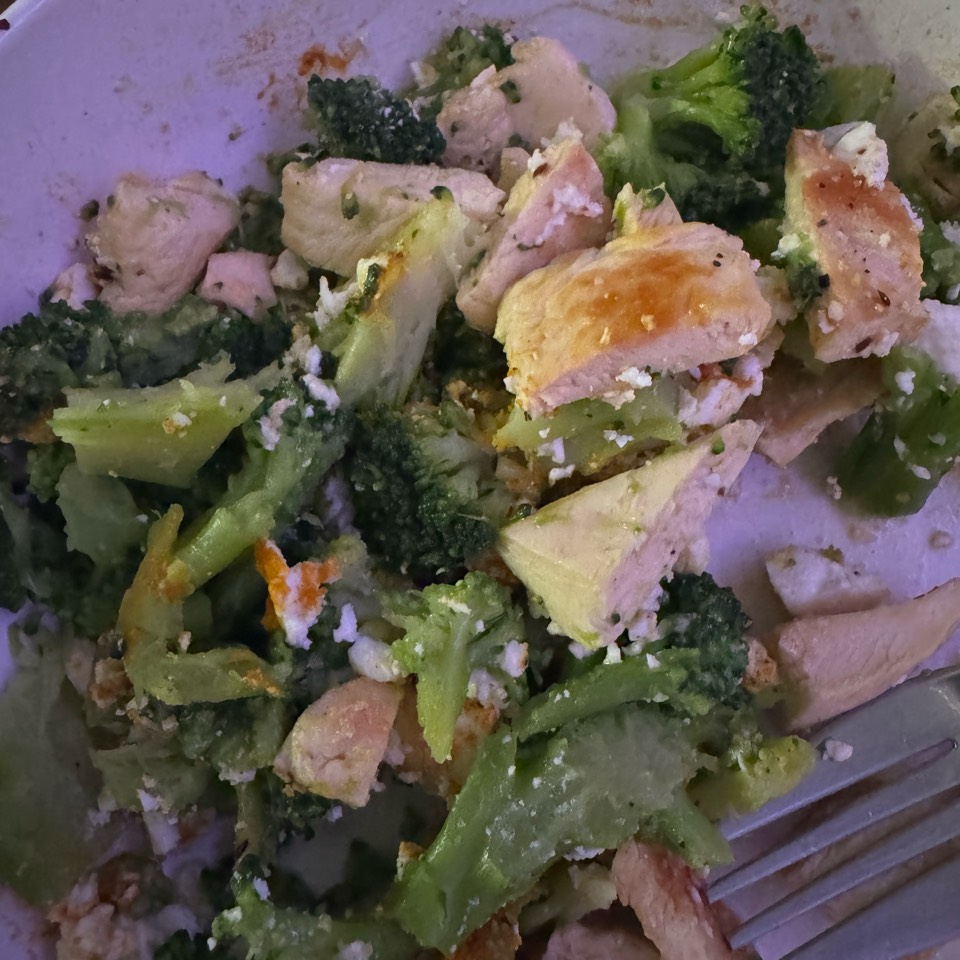 Brócoli pollo y feta