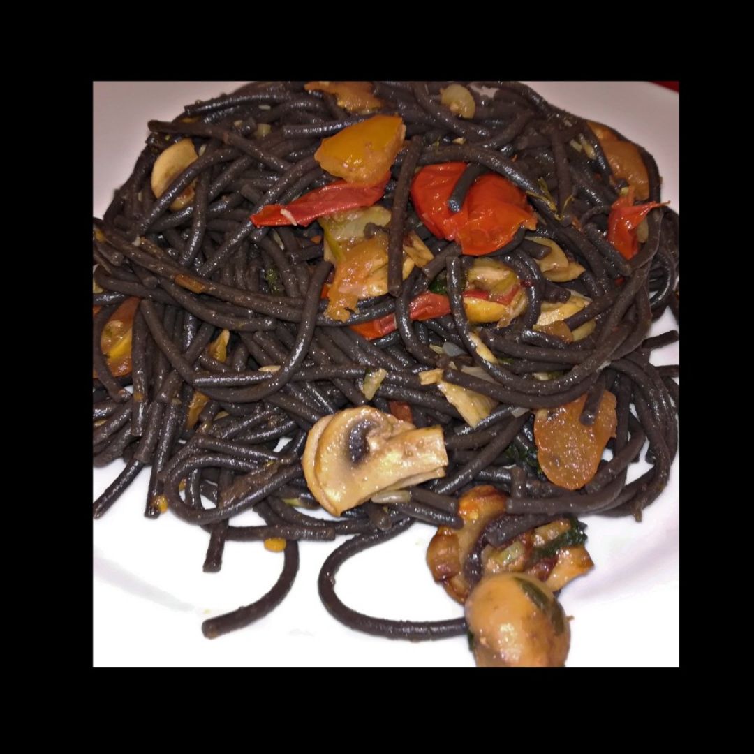 Spaghetti de sepia con champis y cherrys Spaghetti de sepia con champis y cherrys