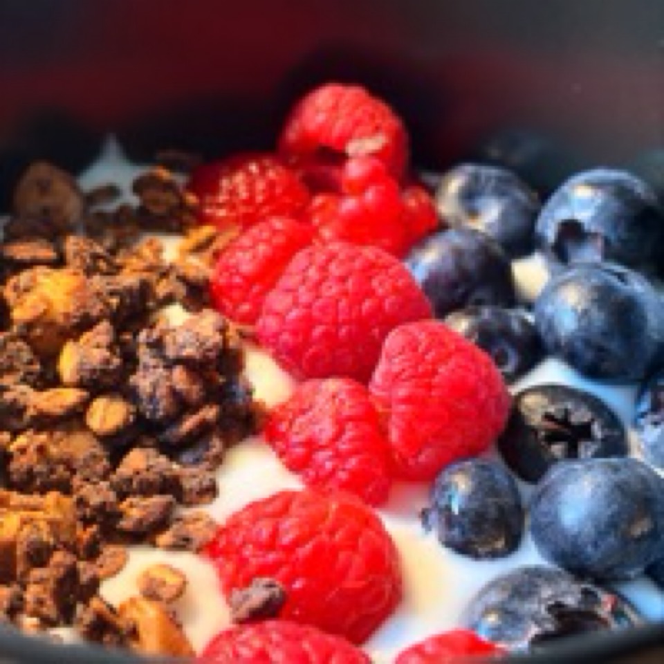 Bowl de yogur con frutos rojos y granola