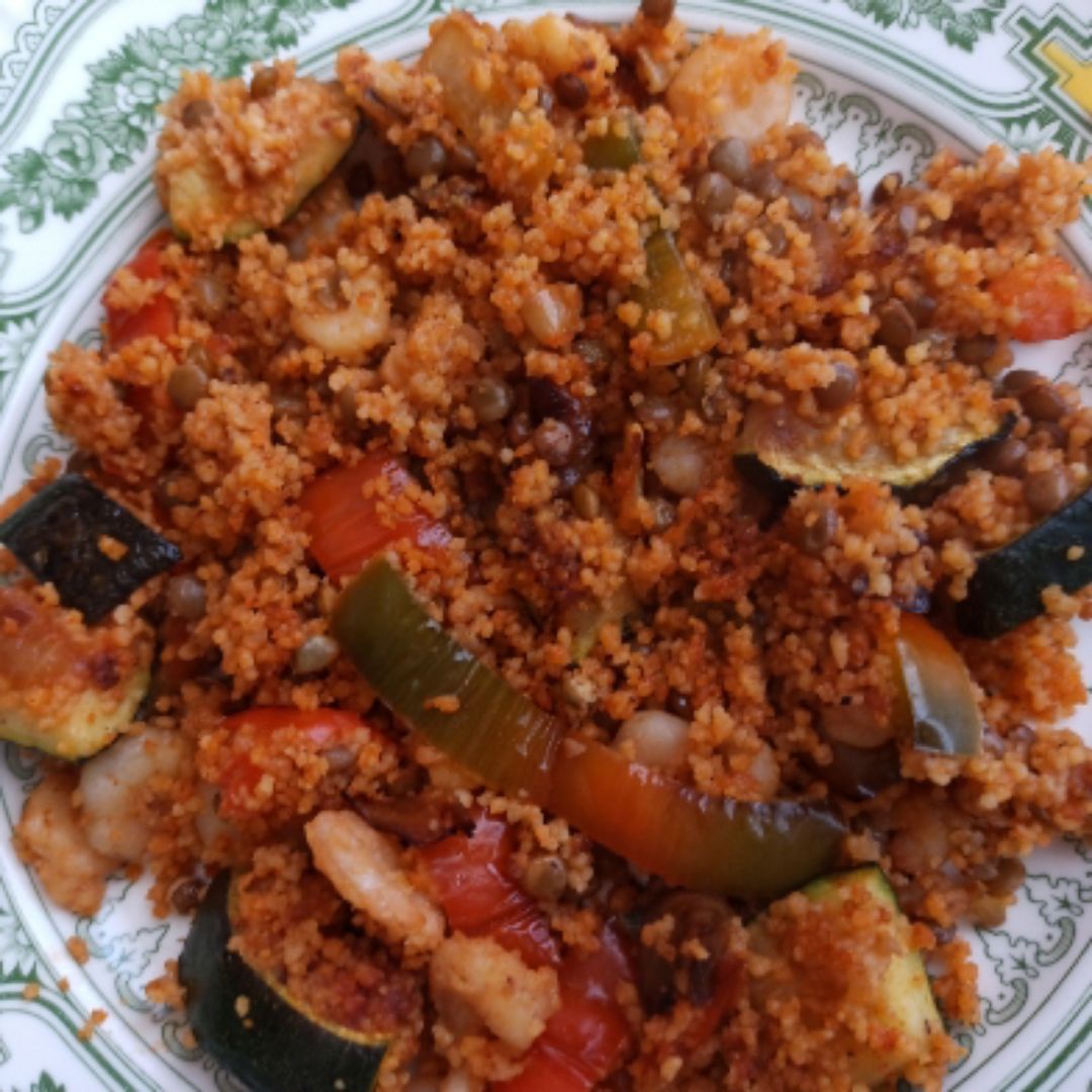 Cuscús con lentejas, verdura y gambas