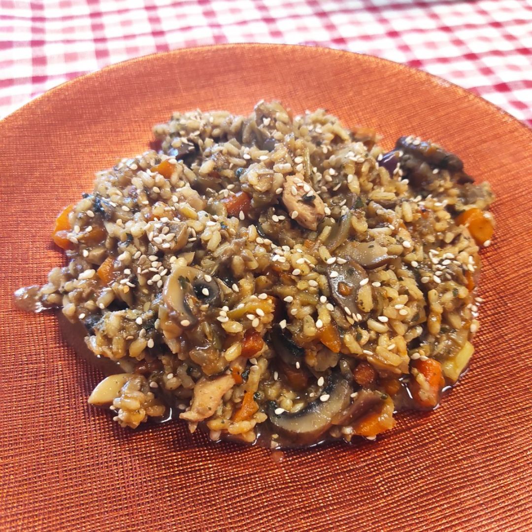 Wok de arroz integral con pollo y champiñones Wok de arroz integral con pollo y champiñones