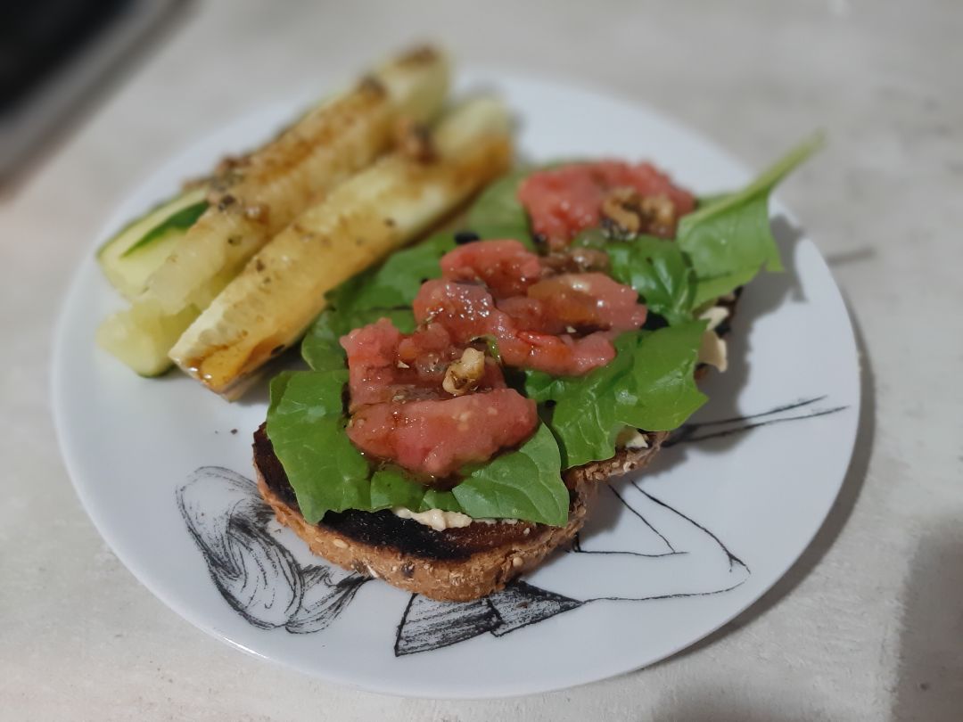 TOSTA DE HUMMUS Y ESPINACAS FRESCAS TOSTA DE HUMMUS Y ESPINACAS FRESCAS