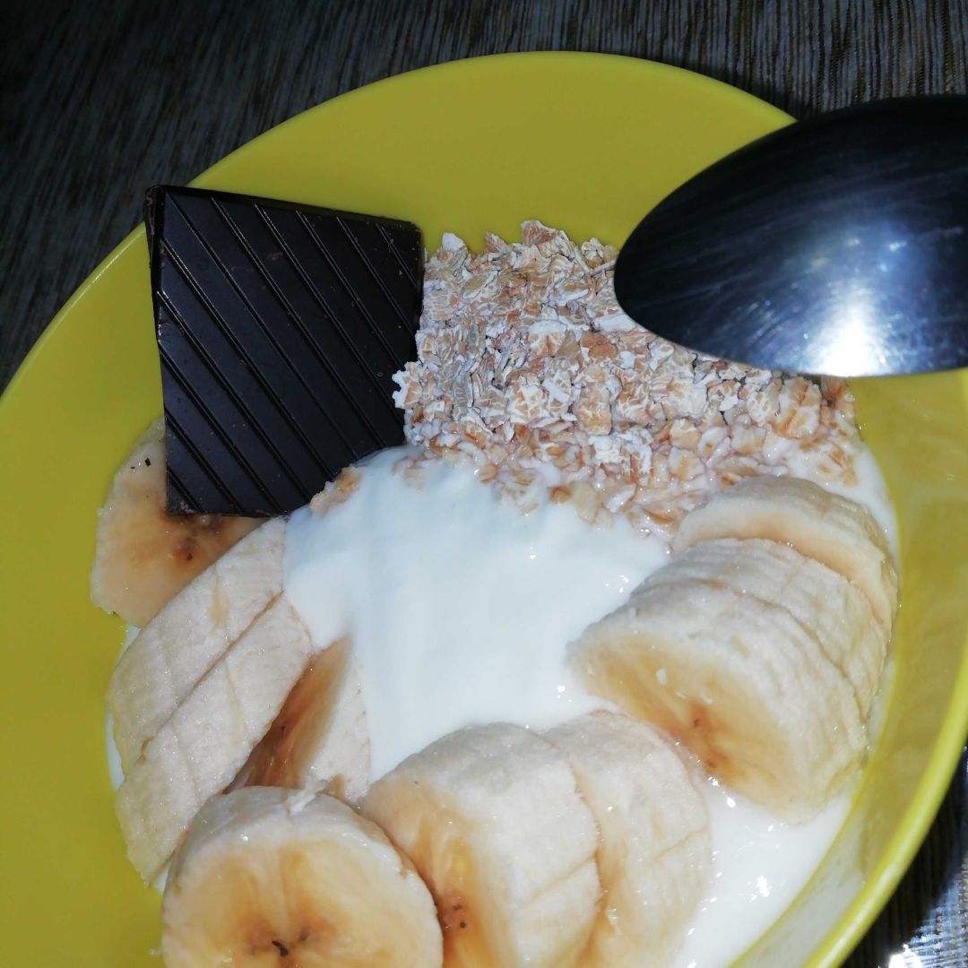 Bowl de yogurt, plátano, avena y chocolate