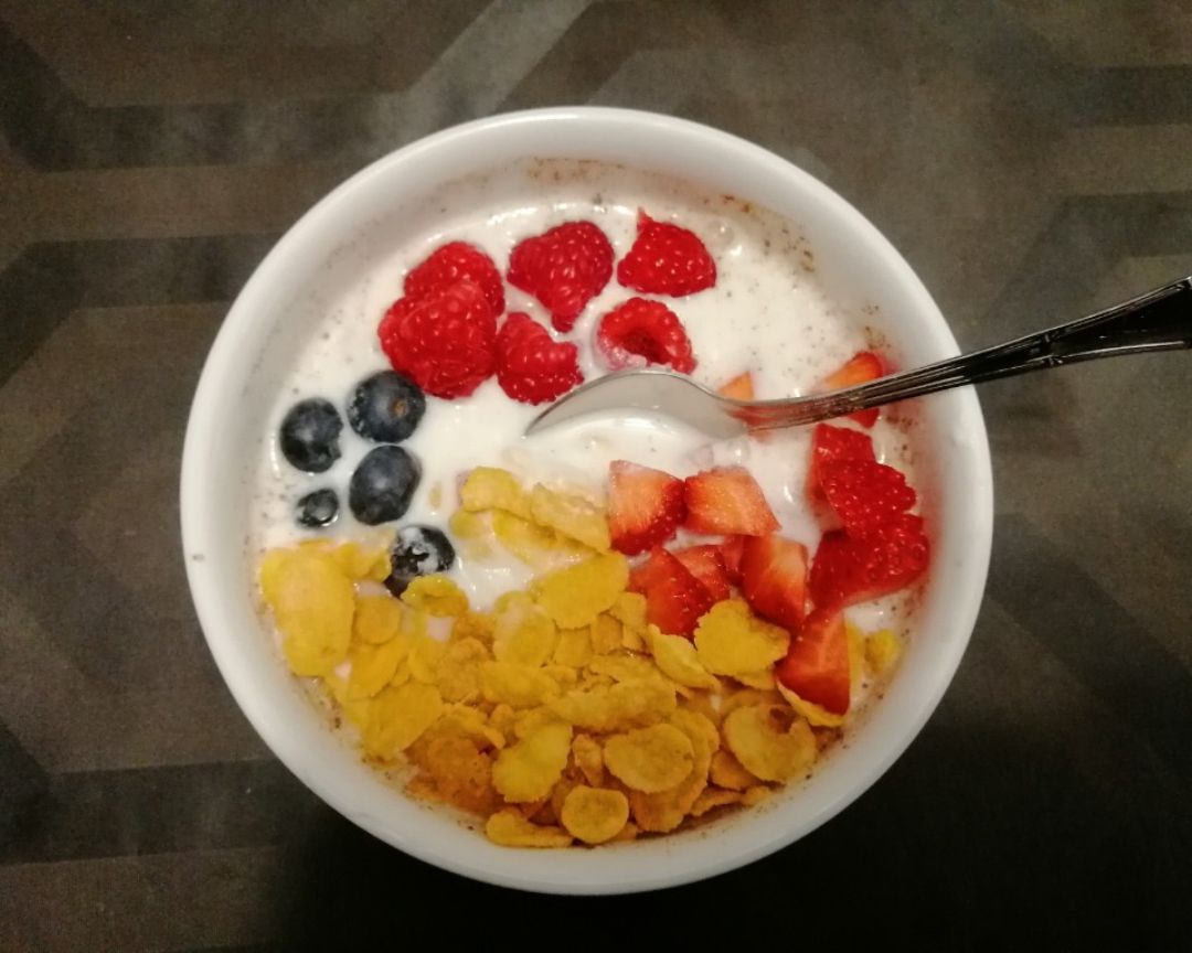 Yogur 0%con frutos y copos de maiz Yogur 0%con frutos y copos de maiz