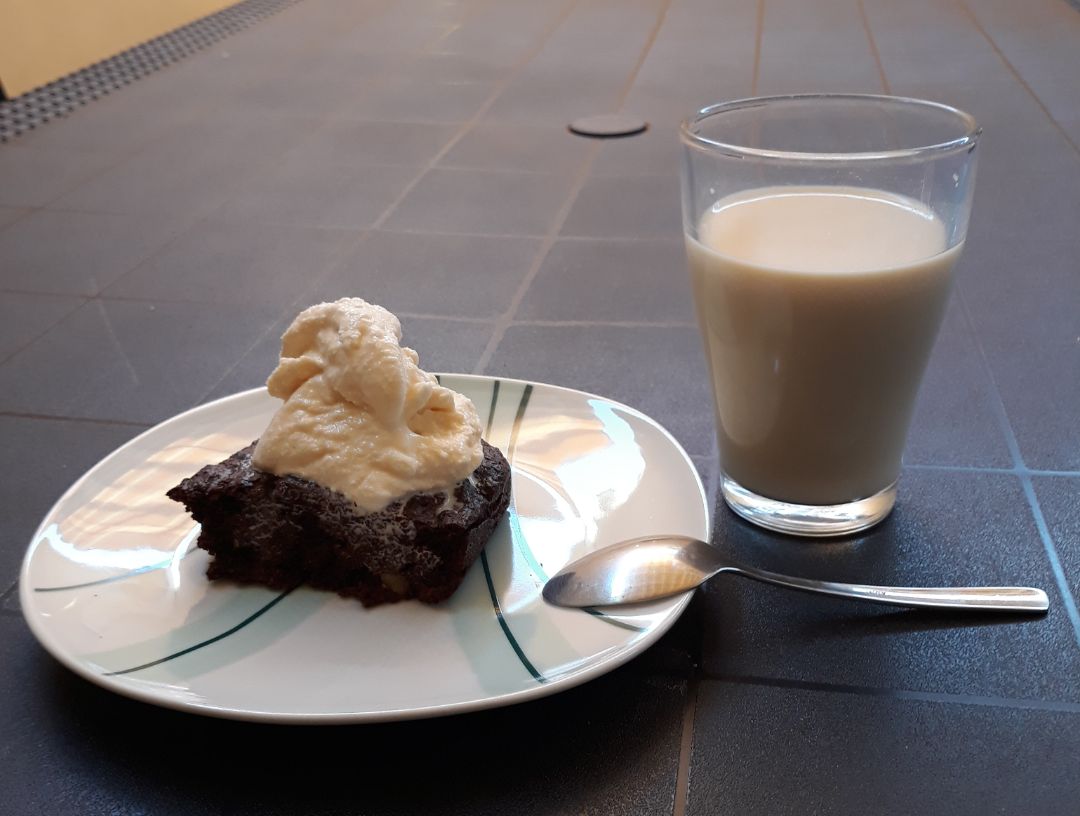 Brownie de avena con helado casero de vainilla Brownie de avena con helado casero de vainilla