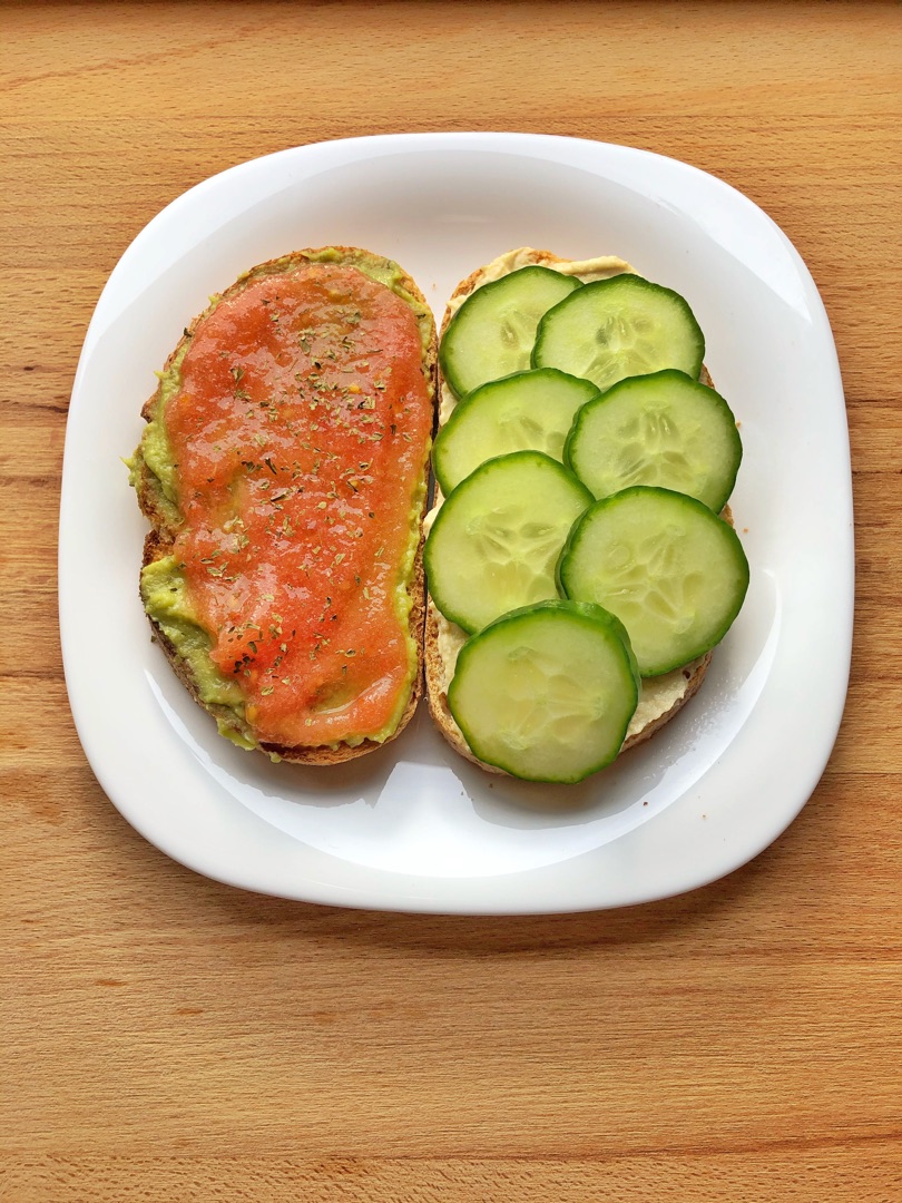 Tostadas con hummus, pepino, tomate y aguacate