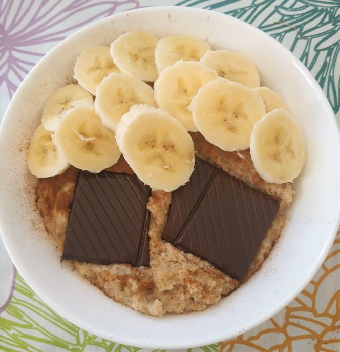 Gachas de avena, canela, plátano y chocolate Gachas de avena, canela, plátano y chocolate