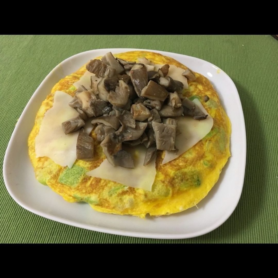 Tortilla de calabacín con champiñones Tortilla de calabacín con champiñones