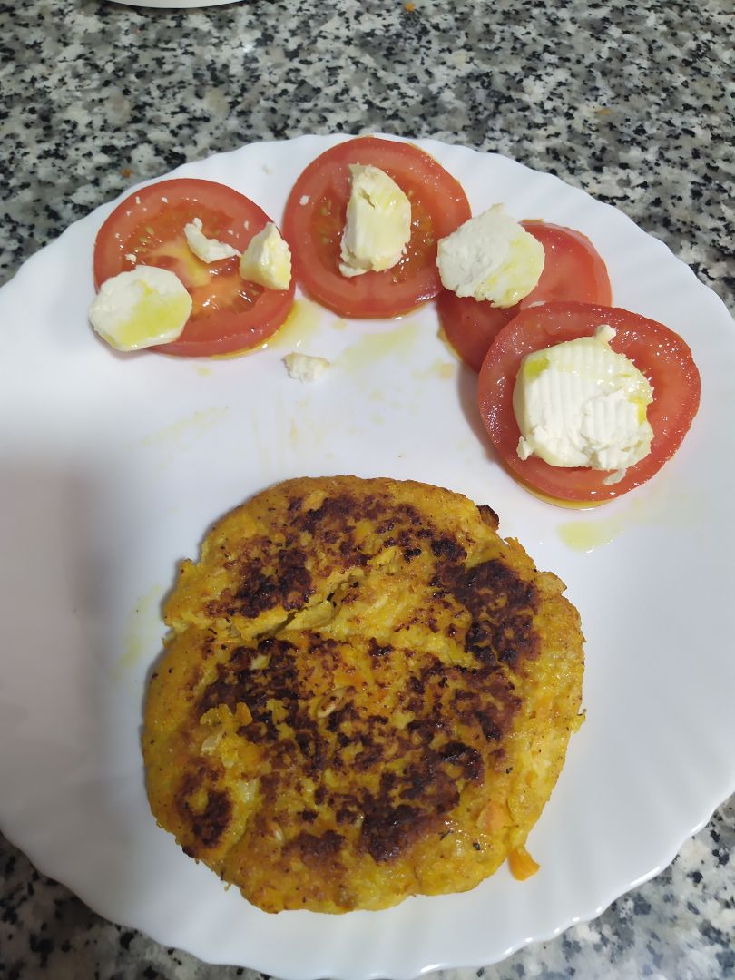 Hamburguesa de zanahoria, cebolla y pollo Hamburguesa de zanahoria, cebolla y pollo