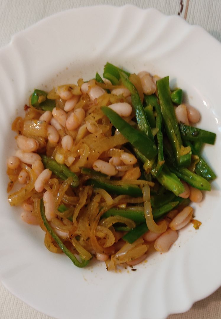 Salteado de cebolla, pimiento y alubias Salteado de cebolla, pimiento y alubias