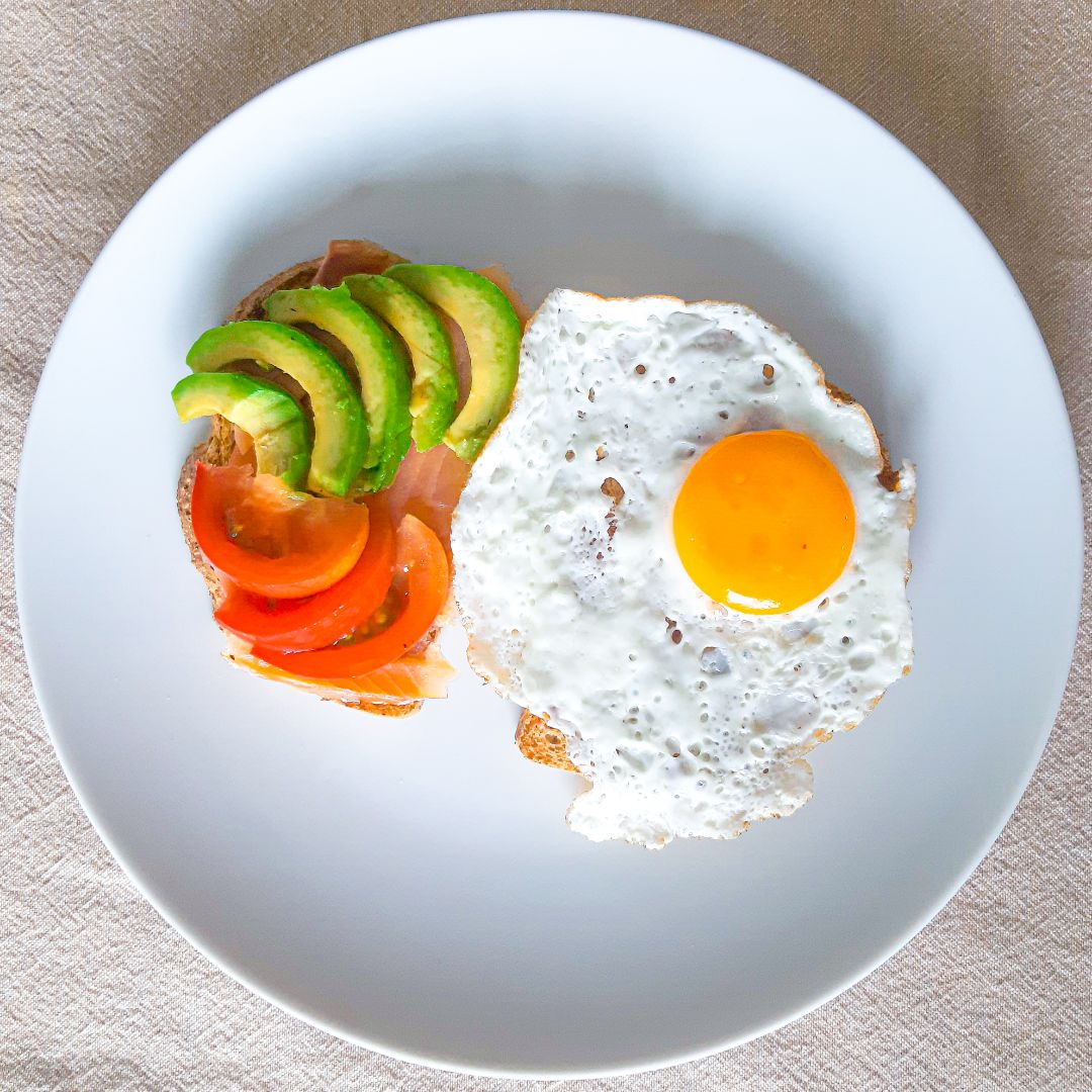 Tostadas de huevo, salmón, tomate y aguacate