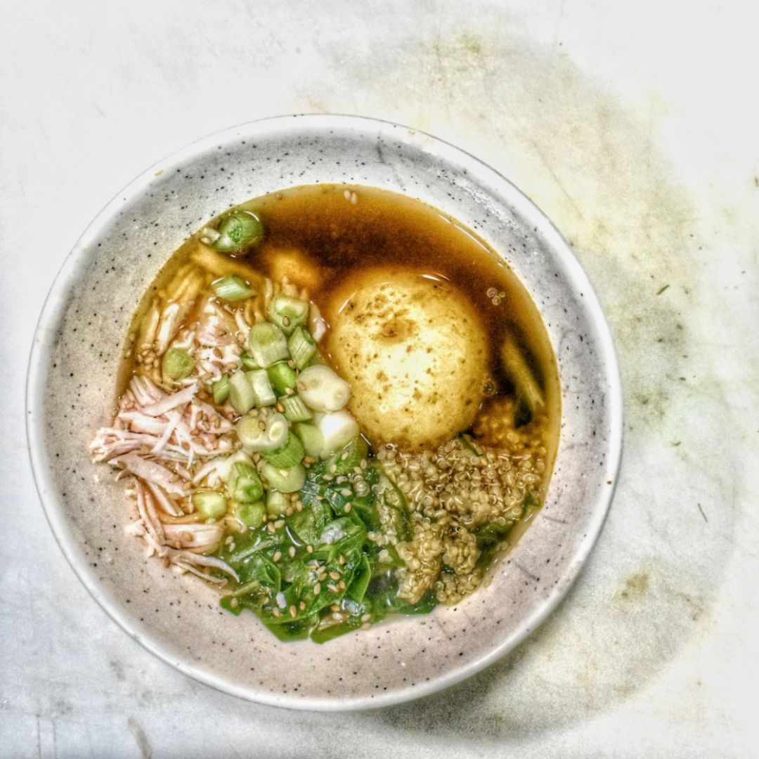 Sopa de caldo dashi con pollo, quinoa, acelga, patata y cebolleta Sopa de caldo dashi con pollo, quinoa, acelga, patata y cebolleta