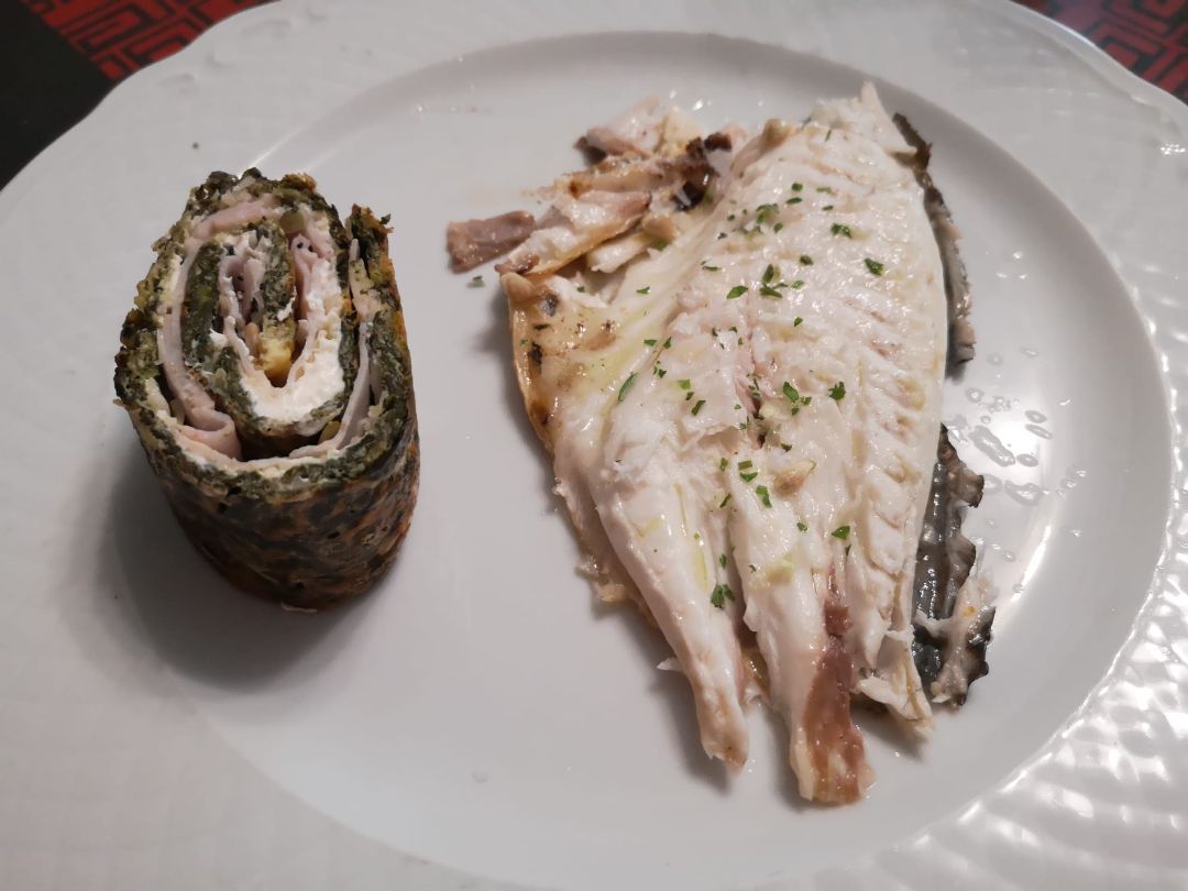 Dorada al horno + rulito de espinacas con crema de queso y pavo. Dorada al horno + rulito de espinacas con crema de queso y pavo.