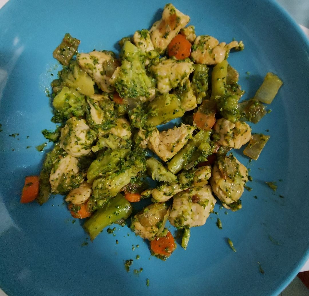 Pollo con brócoli Pollo con brócoli