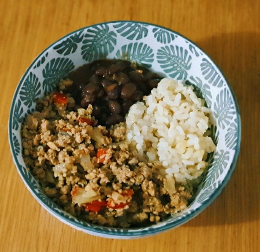 Carne picada, arroz integral y alubias negras. Carne picada, arroz integral y alubias negras.