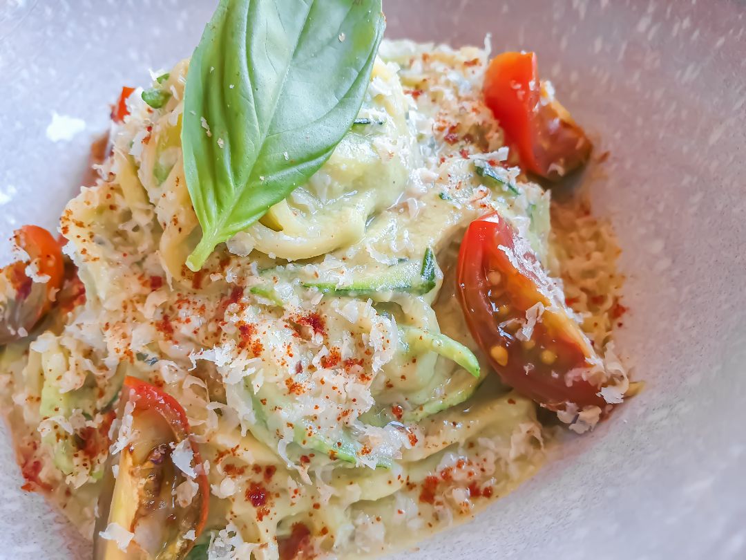 Spaghettis de calabacín con salsa de aguacate