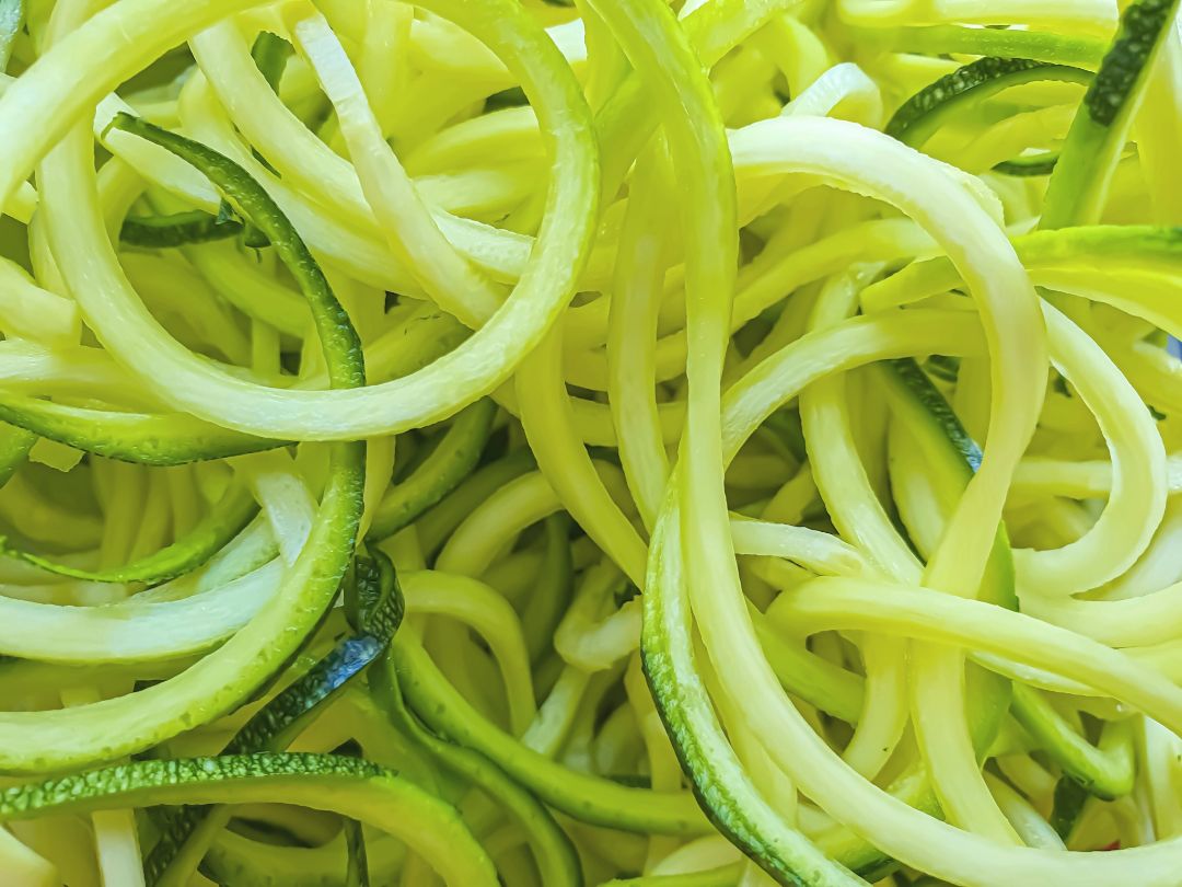 Spaghettis de calabacín con salsa de aguacate Paso 1
