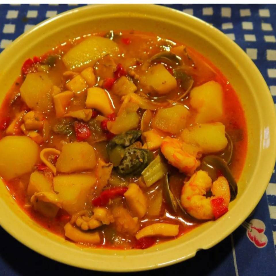 Patatas guisadas con marisco. Patatas guisadas con marisco.