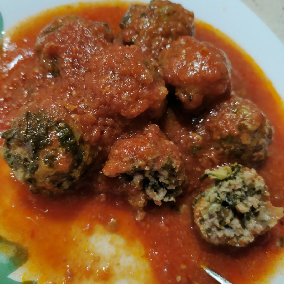 Albóndigas de ternera con acelgas y setas en salsa de tomate Albóndigas de ternera con acelgas y setas en salsa de tomate