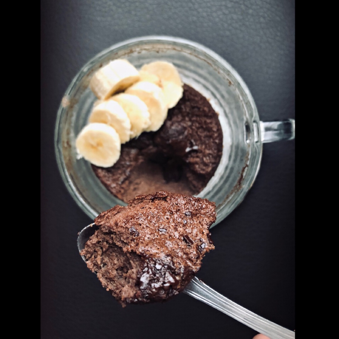 Mugcake de chocolate, plátano y café al microondas