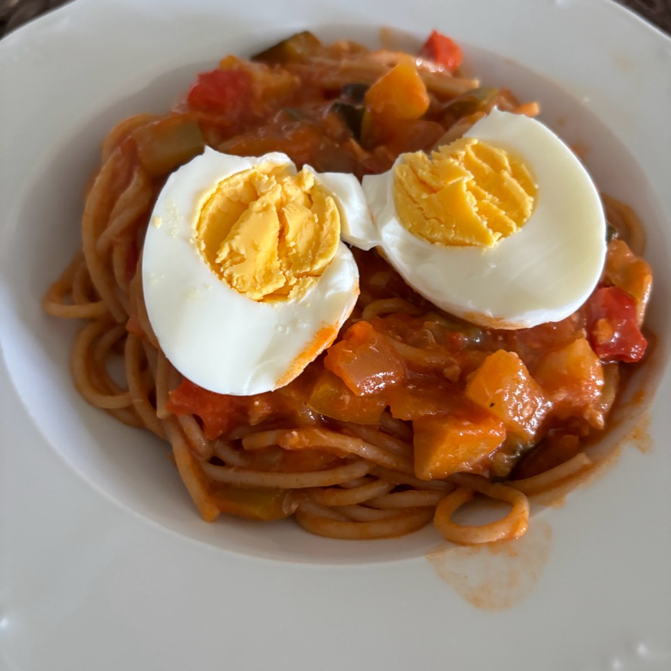 Espaguetis con pisto y huevo