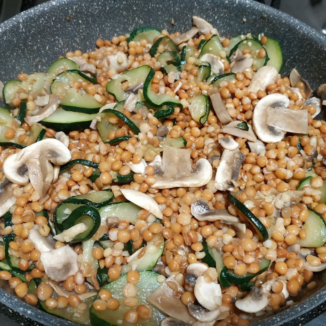 Salteado de calabacín, champiñones y lentejas. 