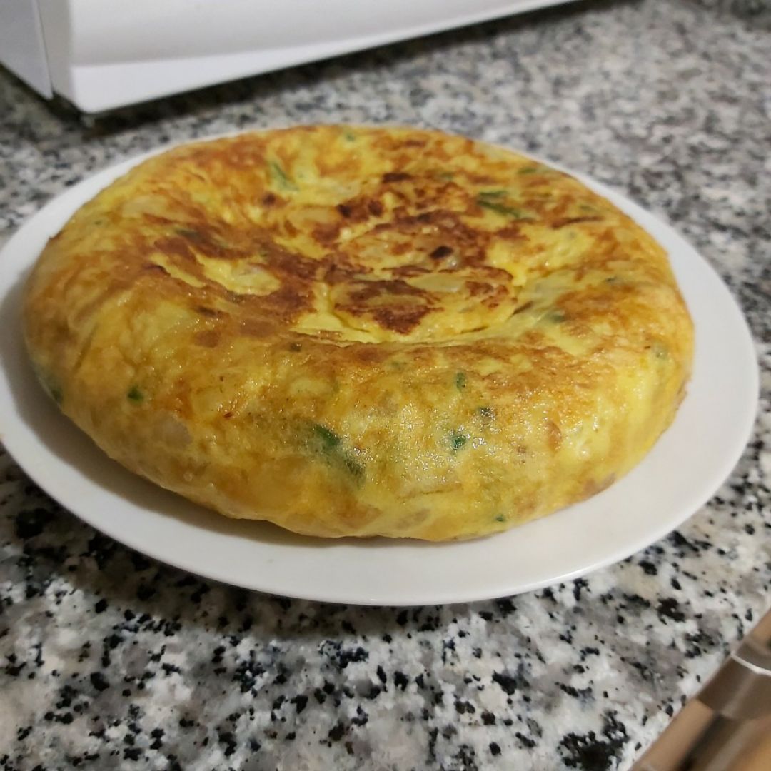 Tortilla de patata y cebolla con gambas, espárragos y calabacin Tortilla de patata y cebolla con gambas, espárragos y calabacin