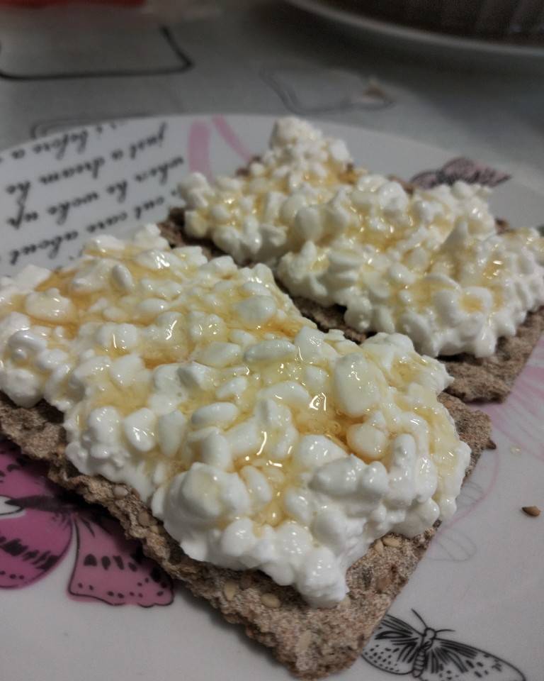 Tostada de queso cottage y miel Tostada de queso cottage y miel