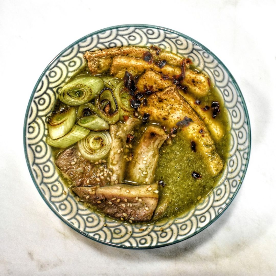 🍜 Sopa verde de seta ostra, tofu y cebolleta