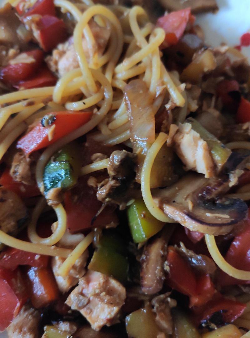 Spaguetis con salmon y verdura Spaguetis con salmon y verdura