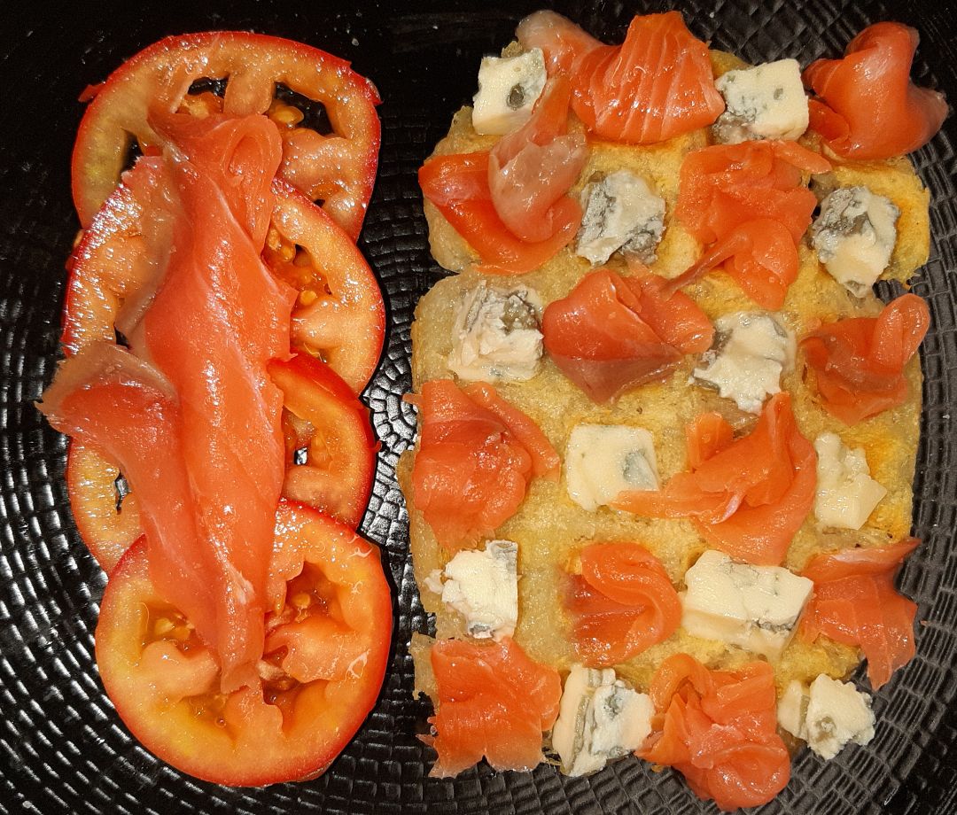 Gofre de patata con salmon y queso azul Gofre de patata con salmon y queso azul