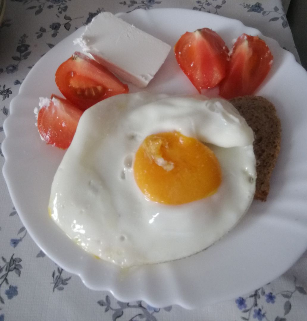 Huevo a la plancha con tostada integral, tomate y queso feta Huevo a la plancha con tostada integral, tomate y queso feta