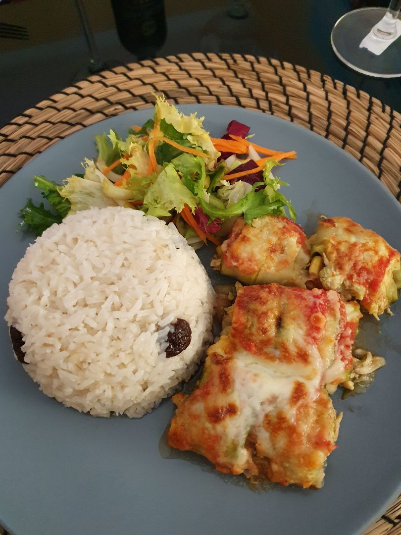 Rollitos de calabacín gratinados rellenos de pollo y aguacate Rollitos de calabacín gratinados rellenos de pollo y aguacate