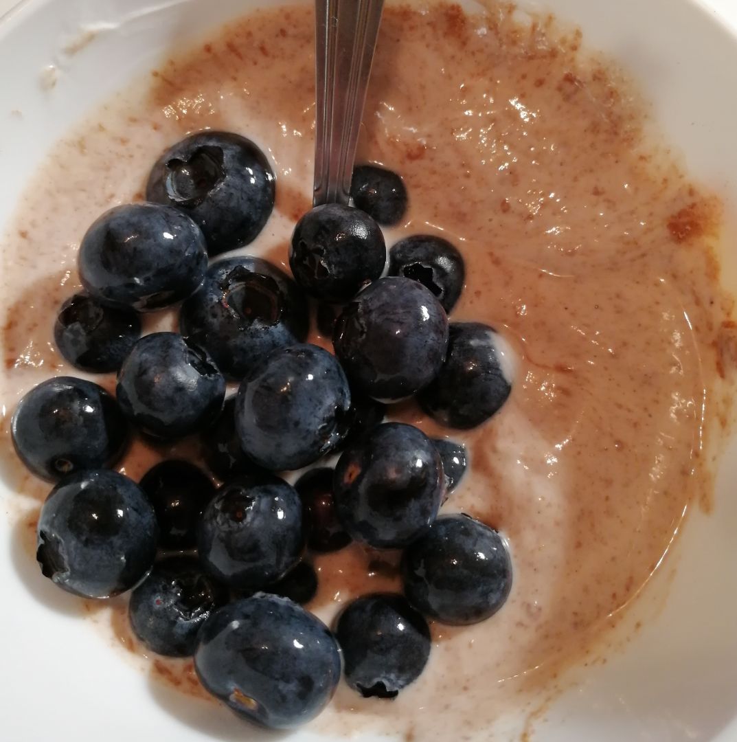 Queso fresco batido con whey protein y arándanos Queso fresco batido con whey protein y arándanos