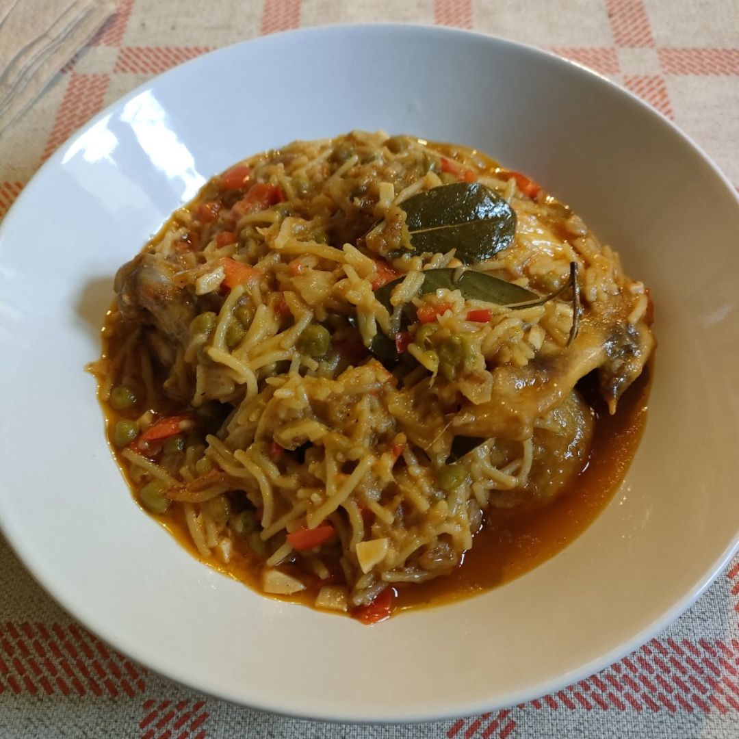 Fideos con pollo y guisantes Fideos con pollo y guisantes